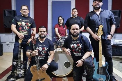 Banda Critical Age em homenagem a Renato Russo, com integrantes segurando instrumentos.