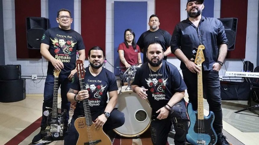 Banda Critical Age em homenagem a Renato Russo, com integrantes segurando instrumentos.