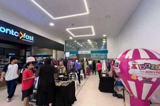 Bazar da Rayana em shopping, com roupas e acessórios expostos.