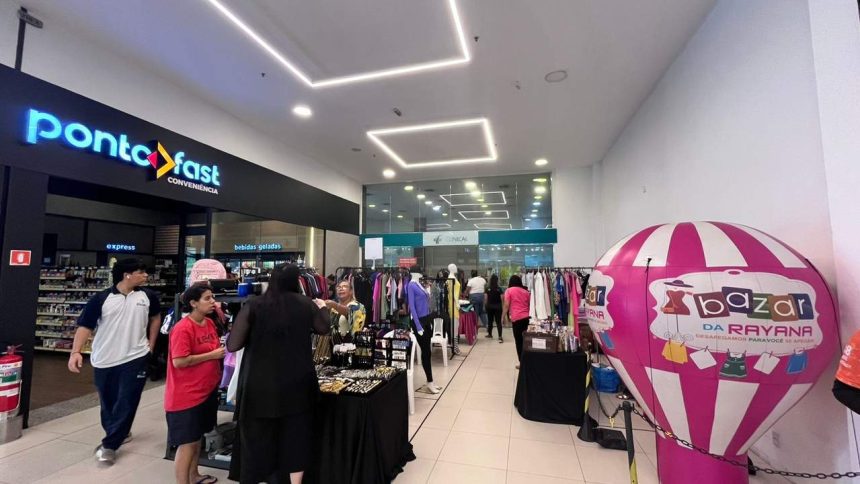Bazar da Rayana em shopping, com roupas e acessórios expostos.