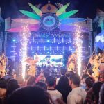 Boi Manaus 2025: Festa com palco decorado, fogos e apresentação de dançarinas.