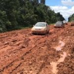 BR-319: Carros atolados em estrada de terra lamacenta, reflexo de problemas com licenças ambientais.