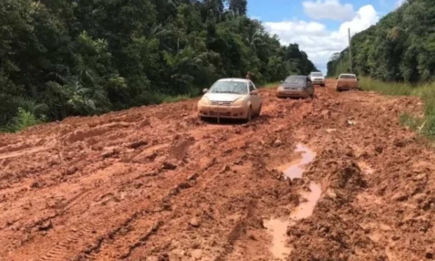 BR-319: Carros atolados em estrada de terra lamacenta, reflexo de problemas com licenças ambientais.