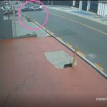 Câmera de segurança registra acidente entre carros em Manaus.