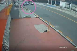 Câmera de segurança registra acidente entre carros em Manaus.