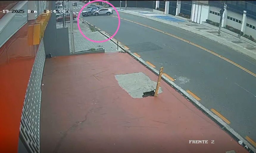 Câmera de segurança registra acidente entre carros em Manaus.