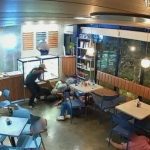 Câmera de segurança registra momento de assalto em cafeteria em Manaus.