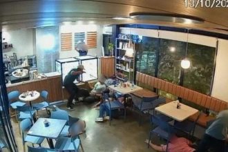 Câmera de segurança registra momento de assalto em cafeteria em Manaus.
