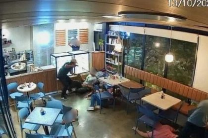 Câmera de segurança registra momento de assalto em cafeteria em Manaus.