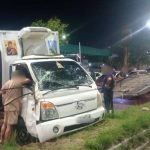 Caminhão capotado na Avenida Cosme Ferreira, em Manaus, após falha nos freios.