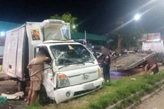 Caminhão capotado na Avenida Cosme Ferreira, em Manaus, após falha nos freios.