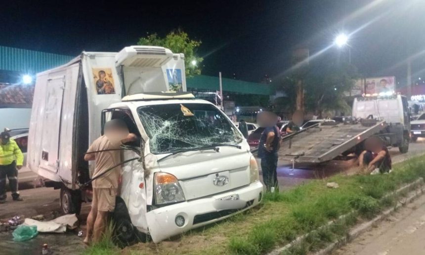 Caminhão capotado na Avenida Cosme Ferreira, em Manaus, após falha nos freios.
