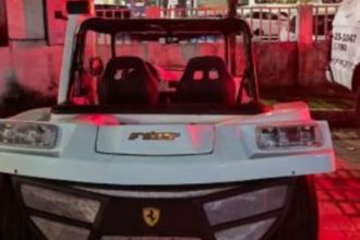 Carro branco, possivelmente buggy, apreendido em Manaus após abordagem policial.