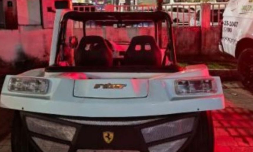 Carro branco, possivelmente buggy, apreendido em Manaus após abordagem policial.
