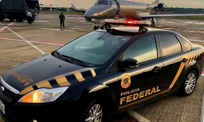 Carro da Polícia Federal em ação no aeroporto com avião ao fundo