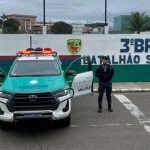 Carro da Polícia Militar do Amazonas com policiais e texto '3° BPM Batalhão Solimões'.