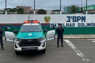 Carro da Polícia Militar do Amazonas com policiais e texto '3° BPM Batalhão Solimões'.