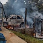 Carro e estrutura em chamas após incêndio em Manacapuru.