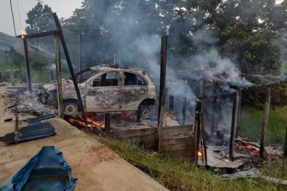 Carro e estrutura em chamas após incêndio em Manacapuru.