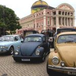 Carros antigos estacionados em frente ao Teatro Amazonas em Manaus.