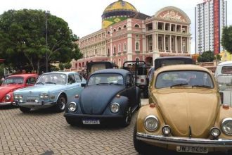 Carros antigos estacionados em frente ao Teatro Amazonas em Manaus.