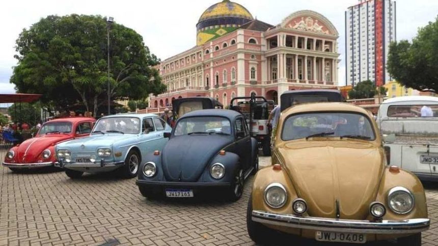 Carros antigos estacionados em frente ao Teatro Amazonas em Manaus.