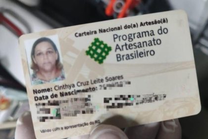Carteira Nacional do Artesão em nome de Cinthya Cruz Leite Soares.