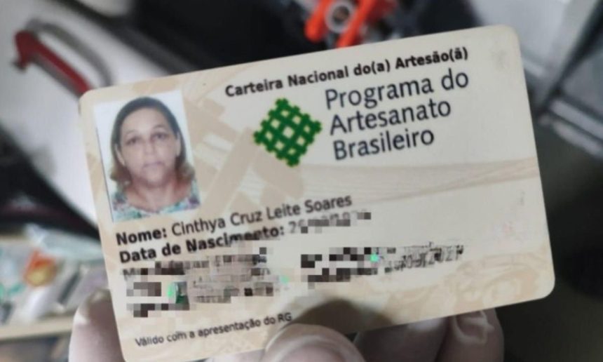 Carteira Nacional do Artesão em nome de Cinthya Cruz Leite Soares.