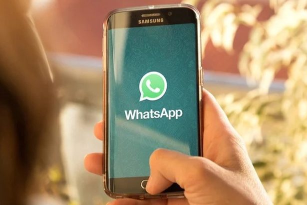 Celular Samsung com tela do WhatsApp em destaque, em mãos.