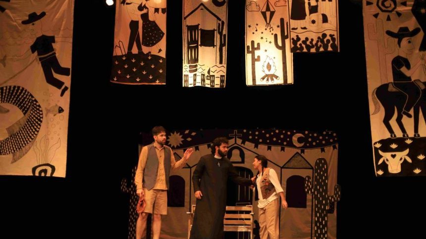 Cena do espetáculo 'O Auto da Compadecida' com atores em palco e cenário.