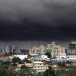 Céu escuro sobre a cidade de Manaus, indicando previsão de fortes chuvas.