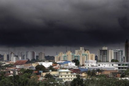 Céu escuro sobre a cidade de Manaus, indicando previsão de fortes chuvas.