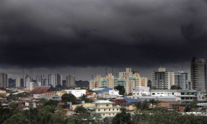 Céu escuro sobre a cidade de Manaus, indicando previsão de fortes chuvas.