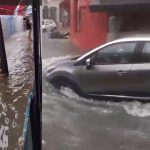 Chuvas fortes causam alagamento em ruas do Centro de Manaus, com carro passando pela água.