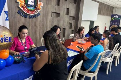 CIEE promove mutirão de vagas de estágio e jovem aprendiz em evento.