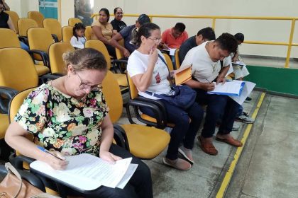 Convocados preenchem formulários em treinamento para campanha contra raiva animal em Manaus.