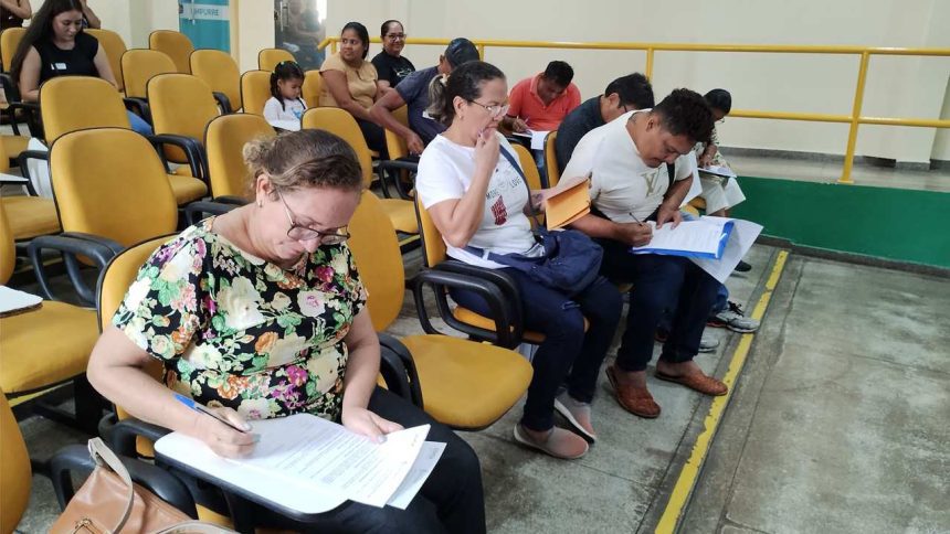 Convocados preenchem formulários em treinamento para campanha contra raiva animal em Manaus.