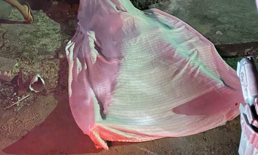 Corpo coberto em cena de crime.