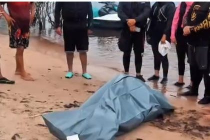 Corpo coberto na Praia do Açutuba após afogamento.