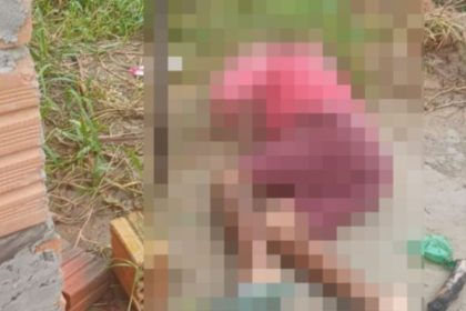 Corpo de homem coberto por pixelação em cena de crime em Tabatinga, AM.