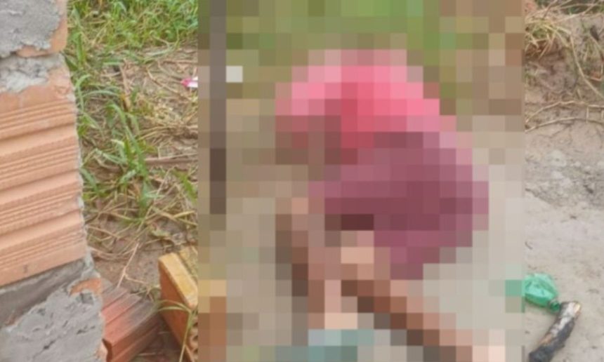 Corpo de homem coberto por pixelação em cena de crime em Tabatinga, AM.