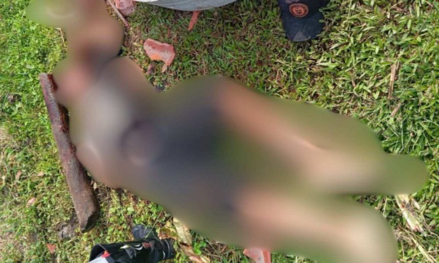 Corpo de homem em área de mata, possivelmente vítima de violência.