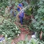 Corpo de homem sem roupa encontrado em mata, com policiais no local.