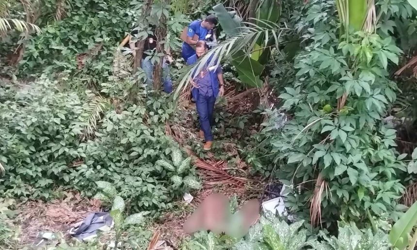Corpo de homem sem roupa encontrado em mata, com policiais no local.