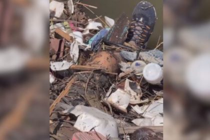 Corpo encontrado em igarapé em Manaus, envolto em lixo.