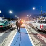 Corrida de arrancada em Iranduba, com carros e público na arquibancada.