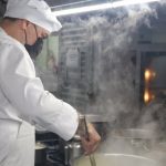 Cozinheiro do Sesc Amazonas em Manaus preparando alimentos na cozinha.