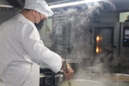 Cozinheiro do Sesc Amazonas em Manaus preparando alimentos na cozinha.