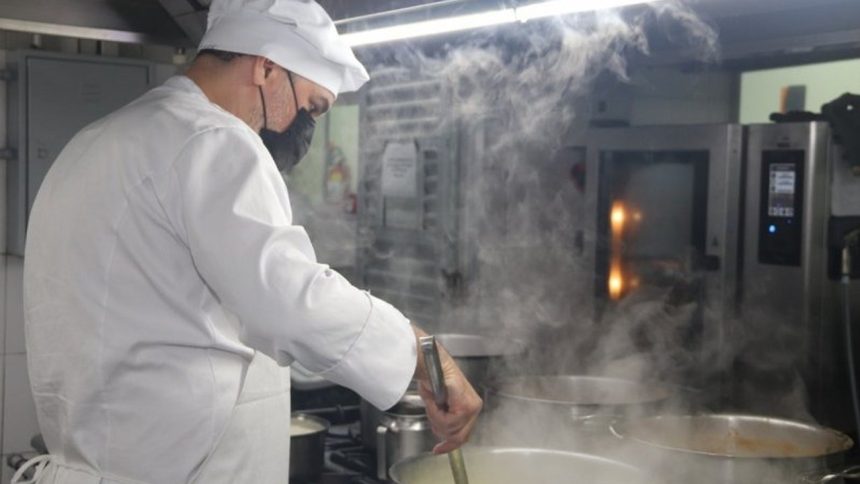 Cozinheiro do Sesc Amazonas em Manaus preparando alimentos na cozinha.