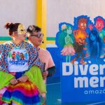 Crianças e adolescentes em evento sobre bem-estar e inteligência emocional em escola.